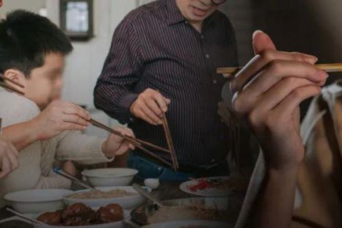 Gia đình 4 người mắc ung thư khi dùng một loại đũa, bác sĩ đưa ra cảnh báo