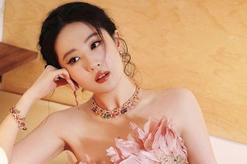 Rần rần clip Lưu Diệc Phi ăn vận quyến rũ, nhảy múa ngay giữa đường