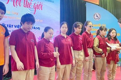 Trao 131 suất học bổng hỗ trợ người khuyết tật và trẻ mồ côi đặc biệt khó khăn