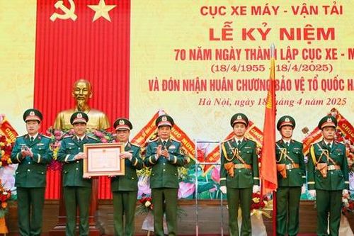 Cục Xe-Máy đón nhận Huân chương Bảo vệ Tổ quốc hạng Nhất