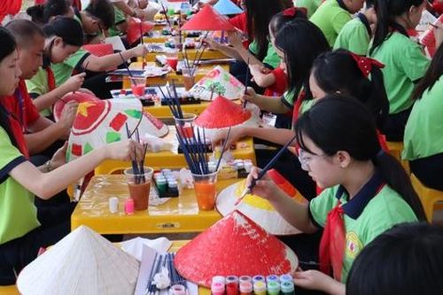 Thiếu nhi Việt Nam và Trung Quốc trổ tài vẽ trên nón lá