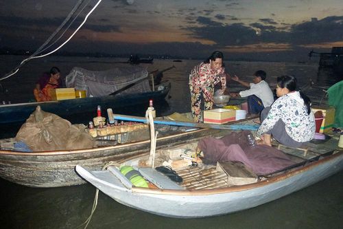 Trắng đêm thả lưới trên sông