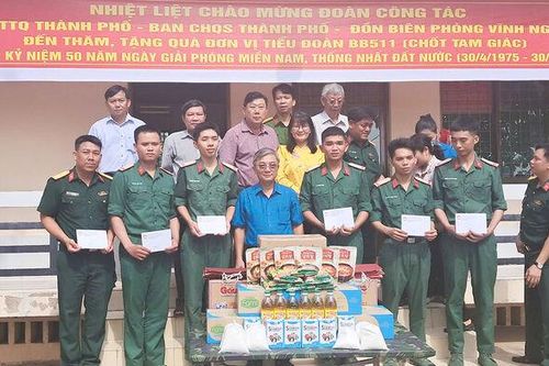 Thăm, tặng quà lực lượng vũ trang tại TP. Châu Đốc