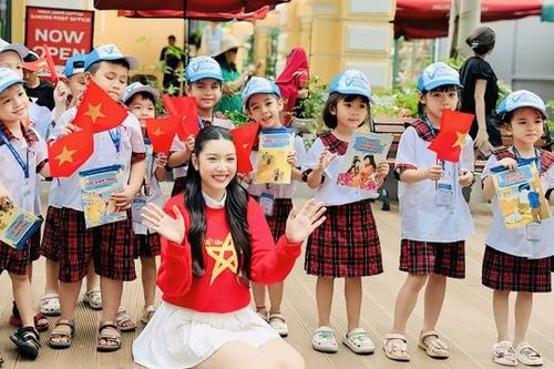 Á hậu Thúy Vân hát Tiến lên Việt Nam!