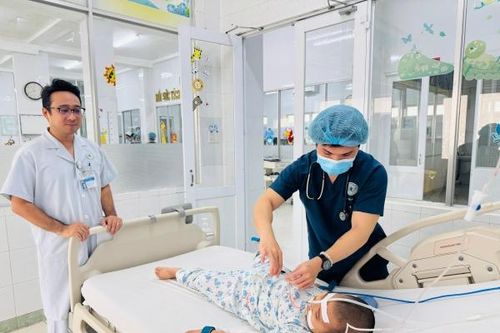 Cứu sống ngoạn mục bé trai ở Long Thành bị viêm cơ tim tối cấp, ngưng tim 4 lần trong một đêm