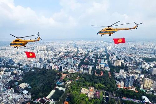 [Chùm ảnh] Ấn tượng khoảnh khắc 10 trực thăng hợp luyện kéo cờ Đảng, cờ Tổ quốc từ Biên Hòa bay qua Dinh Độc Lập