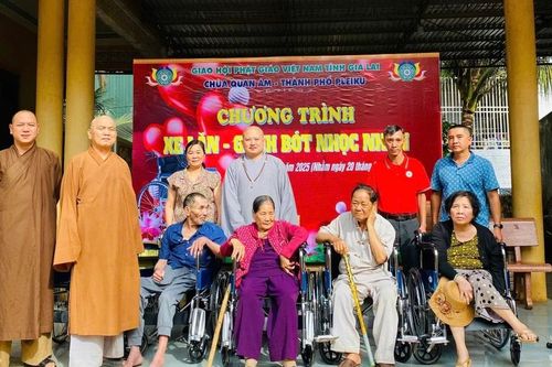 Chùa Quan Âm tặng 10 xe lăn cho người khuyết tật ở thành phố Pleiku