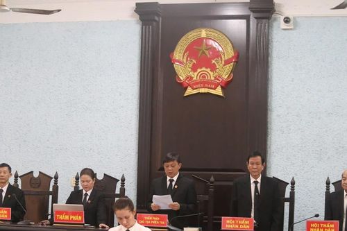 Cầm kéo đâm người khác, lãnh án 5 năm 6 tháng tù