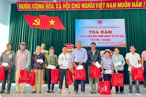 Đak Pơ trao tặng 80 suất quà cho người khuyết tật và trẻ mồ côi