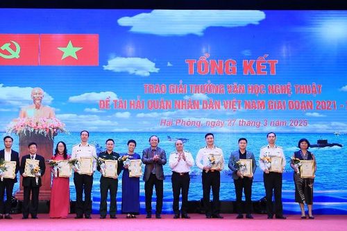 Người 'vẽ' biển trên núi