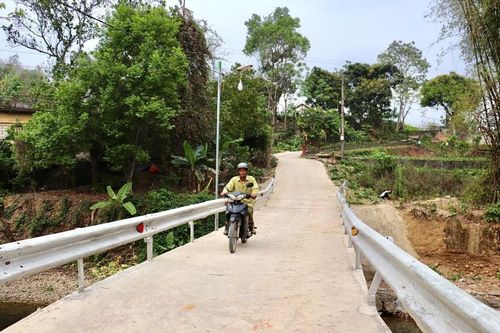 Nhân dân thôn Khuổi Sao chung sức phát triển giao thông nông thôn