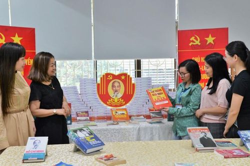 Thư viện tỉnh: Trưng bày sách, báo hưởng ứng Ngày sách và Văn hóa đọc Việt Nam lần thứ 4 và kỷ niệm 50 năm Ngày giải phóng miền Nam