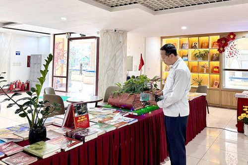 Thư viện tỉnh trưng bày, giới thiệu hơn 2000 cuốn sách, tư liệu