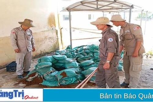 Hủy nổ tại chỗ quả đạn cối trong sân trường
