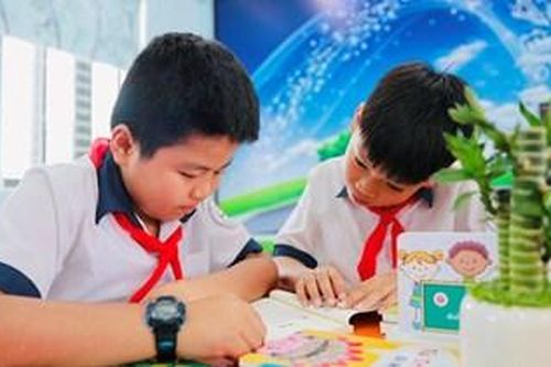 Tủ sách Huế và văn hóa đọc với học sinh Cố đô
