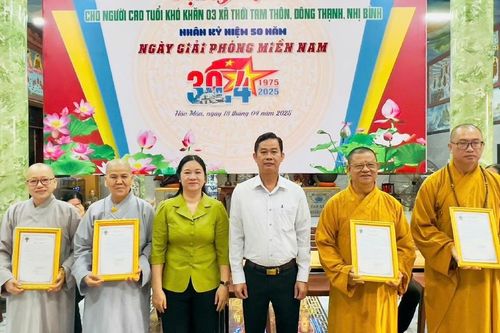 Ban Trị sự GHPGVN H.Hóc Môn tặng quà đến người cao tuổi, khuyết tật và trẻ em mồ côi tại địa phương