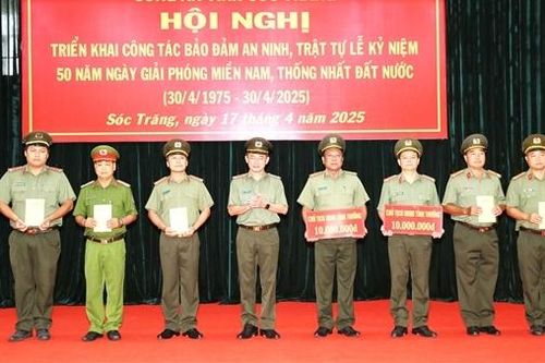Khen thưởng tập thể, cá nhân bắt đối tượng lừa đảo đến từ khu Tam Thái Tử