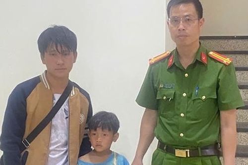 Công an xã Phiêng Ban giúp đỡ cháu bé đi lạc về với gia đình