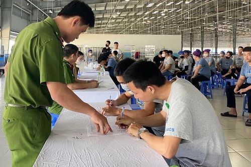 Công an Quảng Nam đến khu trọ xét nghiệm ma túy cho hàng trăm công nhân
