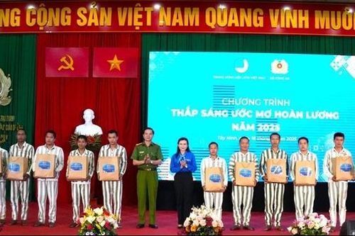 Thắp sáng ước mơ hoàn lương cho 300 phạm nhân ở Trại giam Cây Cầy