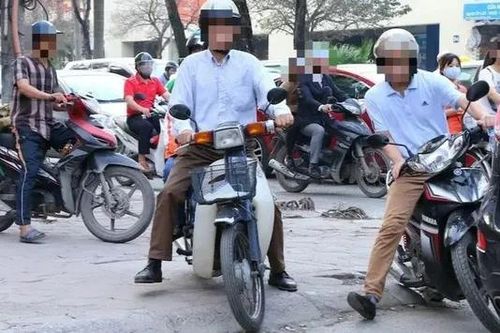 Hàng loạt phương tiện đi trên vỉa hè bị xử phạt