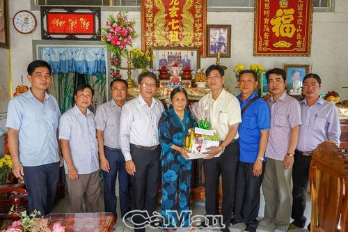 Trường Chính trị tỉnh Cà Mau thăm, tặng quà gia đình có công tại xã Tân Bằng