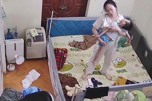 Người mẹ đang bế con trên giường thì đột ngột ngất xỉu sau nhiều đêm thức trắng, hoàn cảnh phía sau quá éo le