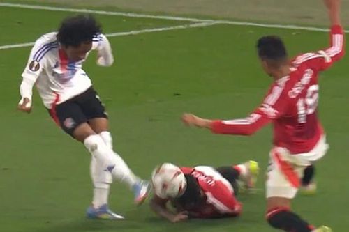 Xả thân dùng đầu phá bóng, hậu vệ Man Utd tái hiện hình ảnh Phil Jones