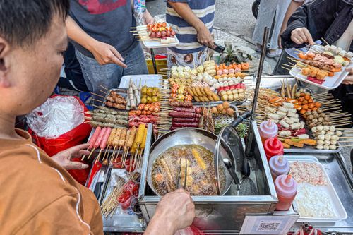 'Xiên bẩn' giá vài nghìn bủa vây trường học ở Hà Nội