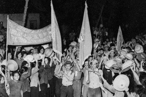 Kỷ niệm 50 năm Ngày Giải phóng miền Nam, thống nhất đất nước (30/4/1975 - 30/4/2025)Thủ đô Hà Nội - Hậu phương lớn trọn nghĩa, vẹn tình