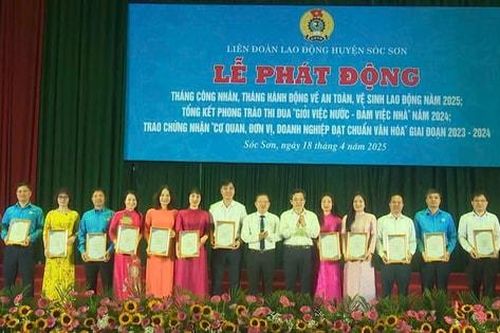 Liên đoàn Lao động thành phố tặng 48 suất quà cho công nhân huyện Sóc Sơn