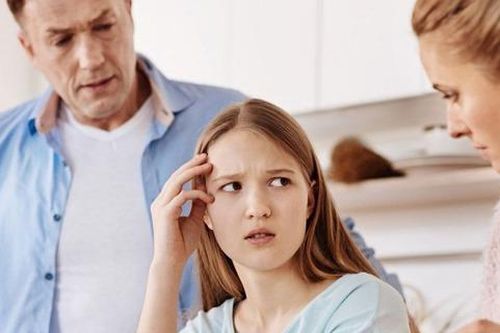 6 kiểu giao tiếp của cha mẹ khiến EQ của con rơi xuống vực thẳm