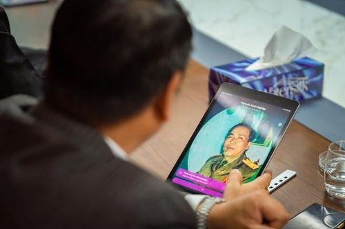 Khoảnh khắc nghẹn ngào của con trai gặp lại người cha đã khuất nhờ trí tuệ nhân tạo