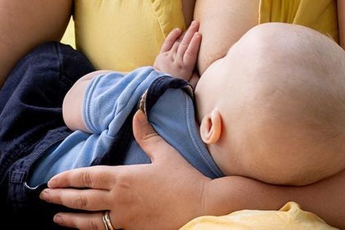 Có nên ngừng cho con bú khi trẻ bắt đầu mọc răng không?