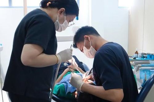 Chăm sóc sức khỏe răng miệng miễn phí cho trẻ bị bại não