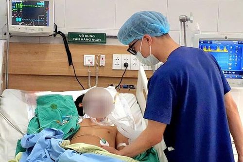 Hái nấm rừng về ăn, 2 vợ chồng hôn mê