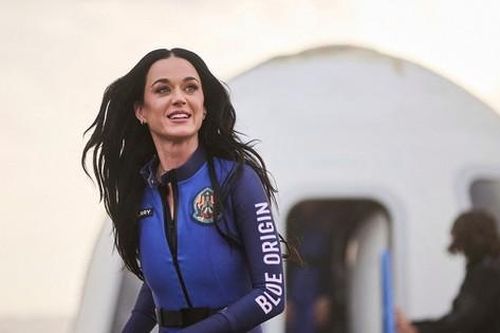 Nhiều người nổi tiếng chỉ trích hành động bay vào không gian của Katy Perry