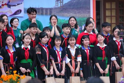 Nguyệt Vũ - Teen Hà Nội lên vùng cao mở lớp học ngoại khóa, tân trang thư viện