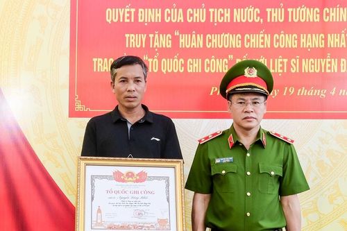 Thân nhân liệt sỹ Nguyễn Đăng Khải nhận bằng 'Tổ quốc ghi công'