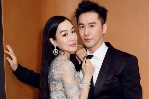 Chồng trẻ của Chung Lệ Đề bức xúc