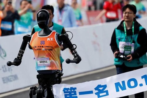 Robot Trung Quốc chạy half marathon hết 2 giờ 40 phút
