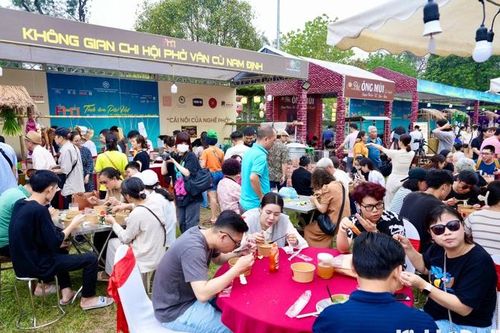 Đông đảo người dân tới thưởng thức di sản phở tại Festival Phở 2025