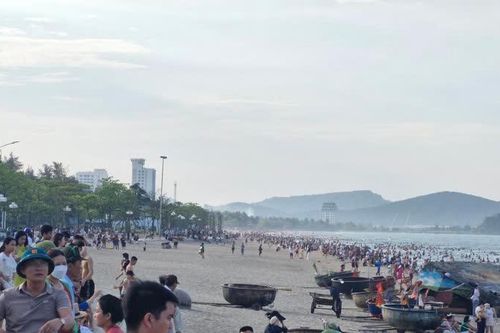 Nghệ An: biển Cửa Lò kín người dân và du khách trước giờ khai hội