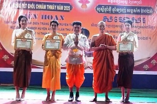 Liên hoan văn nghệ và trình diễn trang phục nét đẹp dân tộc Khmer