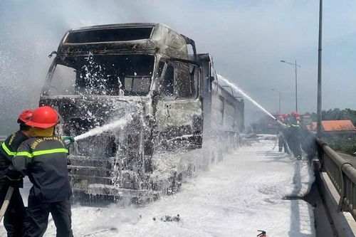Xe đầu kéo bốc cháy khi đang lưu thông trên Quốc lộ 1A