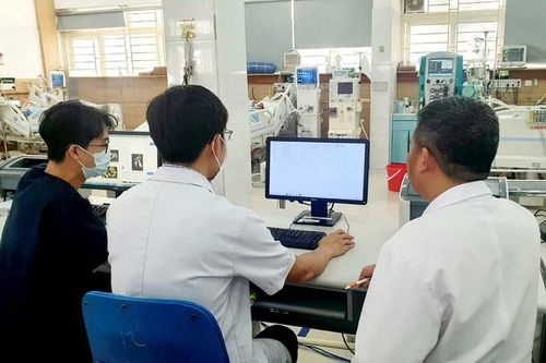 Hai vợ chồng hôn mê, tiên lượng xấu sau khi ăn nấm rừng