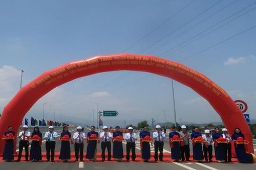 Đưa vào khai thác 70,35km đường cao tốc Vân Phong-Nha Trang