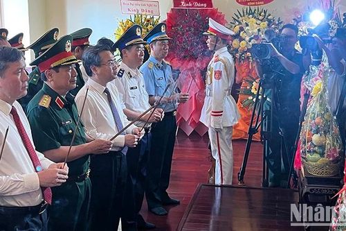 Đoàn Ban Chỉ đạo Hội thảo cấp quốc gia tổ chức Lễ dâng hương, dâng hoa Chủ tịch Hồ Chí Minh