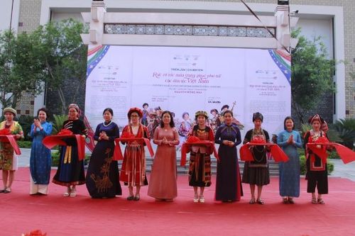 Giới thiệu trang phục các dân tộc và cuốn sách 'Du khảo: Rực rỡ trang phục phụ nữ các dân tộc Việt Nam'