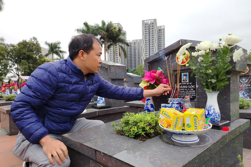 'Cho tôi hôn cờ Đảng lần cuối!'